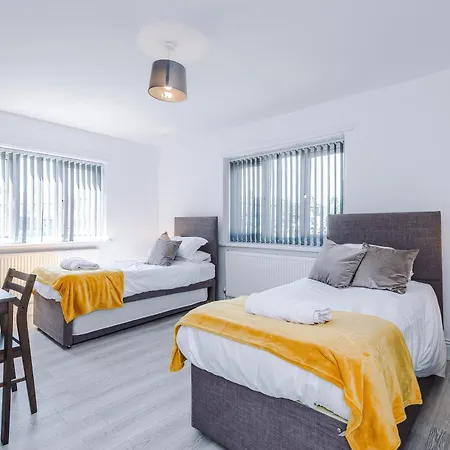 Sleeps 10, 5 Beds, Free Parking, Contractors *