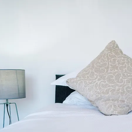 Sleeps 10, 5 Beds, Free Parking, Contractors *