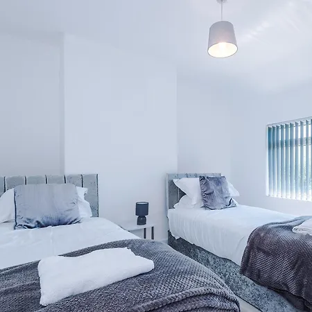 Sleeps 10, 5 Beds, Free Parking, Contractors *