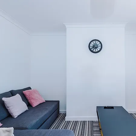 Sleeps 10, 5 Beds, Free Parking, Contractors