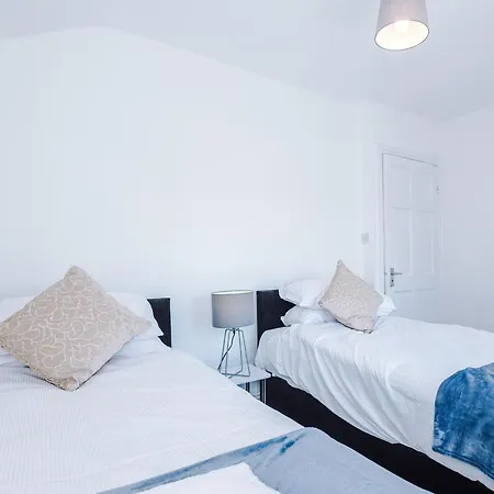 Holiday home Sleeps 10, 5 Beds, Free Parking, Contractors *