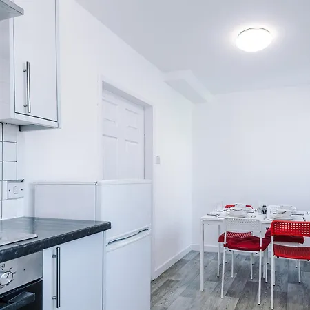 Sleeps 10, 5 Beds, Free Parking, Contractors * Skipton