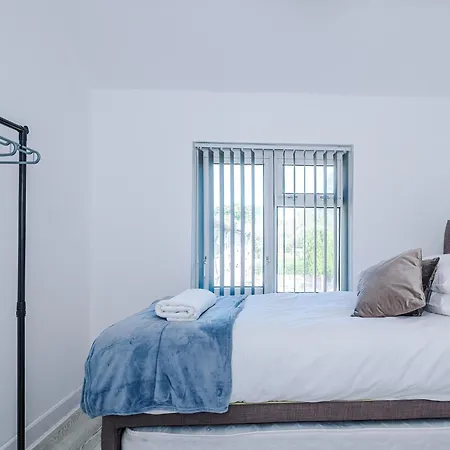 Sleeps 10-5 Beds-Parking-Bright- Fast Wifi