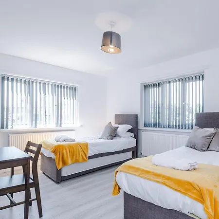 Sleeps 10-5 Beds-Parking-Bright- Fast Wifi