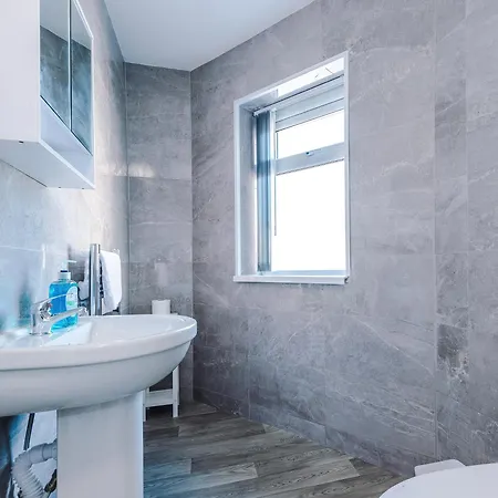 Sleeps 10-5 Beds-Parking-Bright- Fast Wifi
