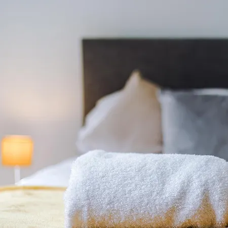 Sleeps 10-5 Beds-Parking-Bright- Fast Wifi