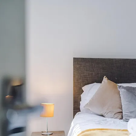 Sleeps 10-5 Beds-Parking-Bright- Fast Wifi